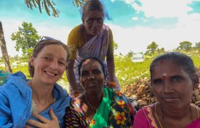 Sandrine gemeinsam mit Koordinatorinnen unserer Partnerorganisationen in der Region Tamil Nadu.