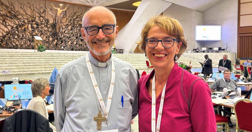 Helena Jeppesen-Spuhler mit dem kanadischen Kurienkardinal Michael Czerny im Rahmen der Weltsynode.