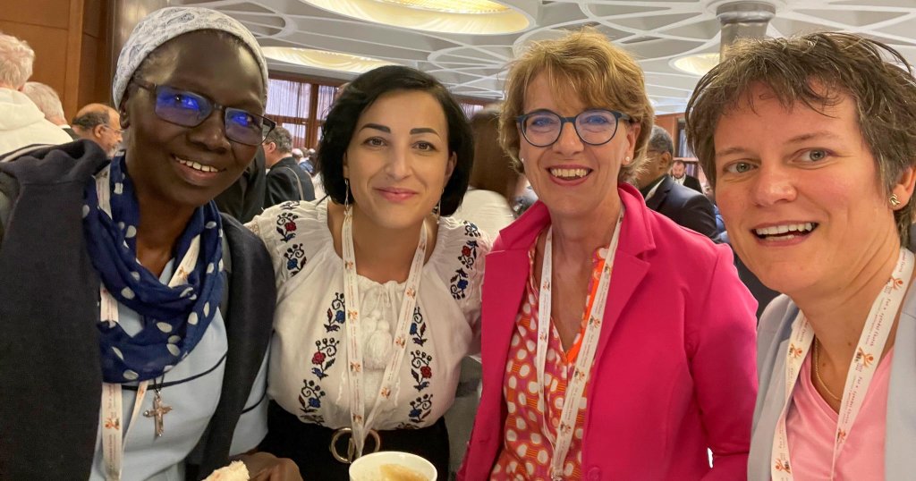 Helena mit anderen Synodenteilnehmerinnen aus Burkina Faso, Österreich, der Ukraine und dem Irak.