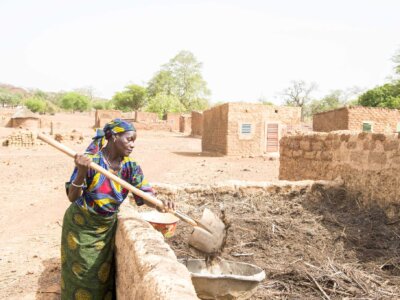 Dorfbewohnerin beim Kompost in Burkina Faso.